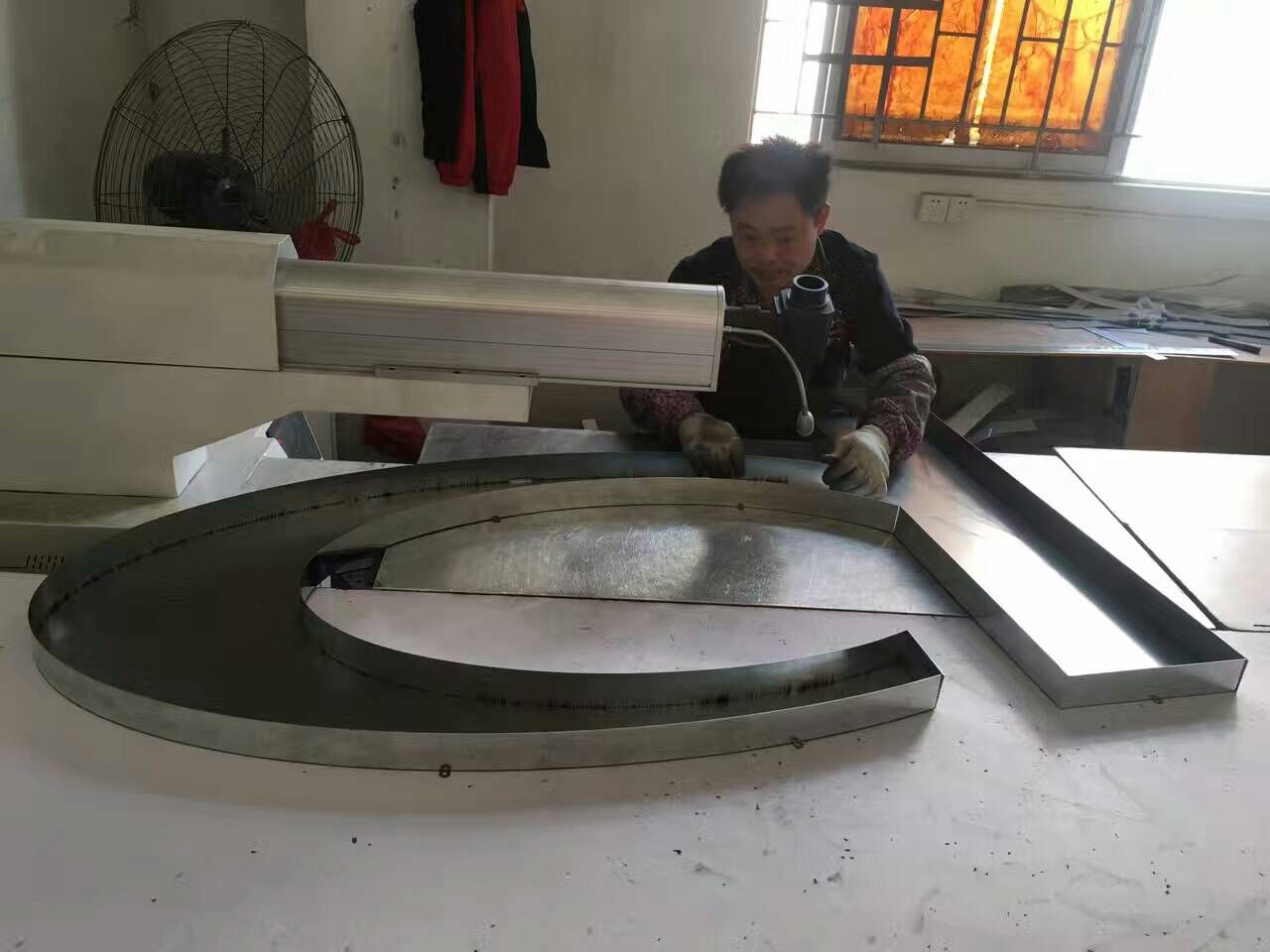 东莞LED广告字安装价格如何|显示屏高空 发光字高空作业 显示屏高空安装