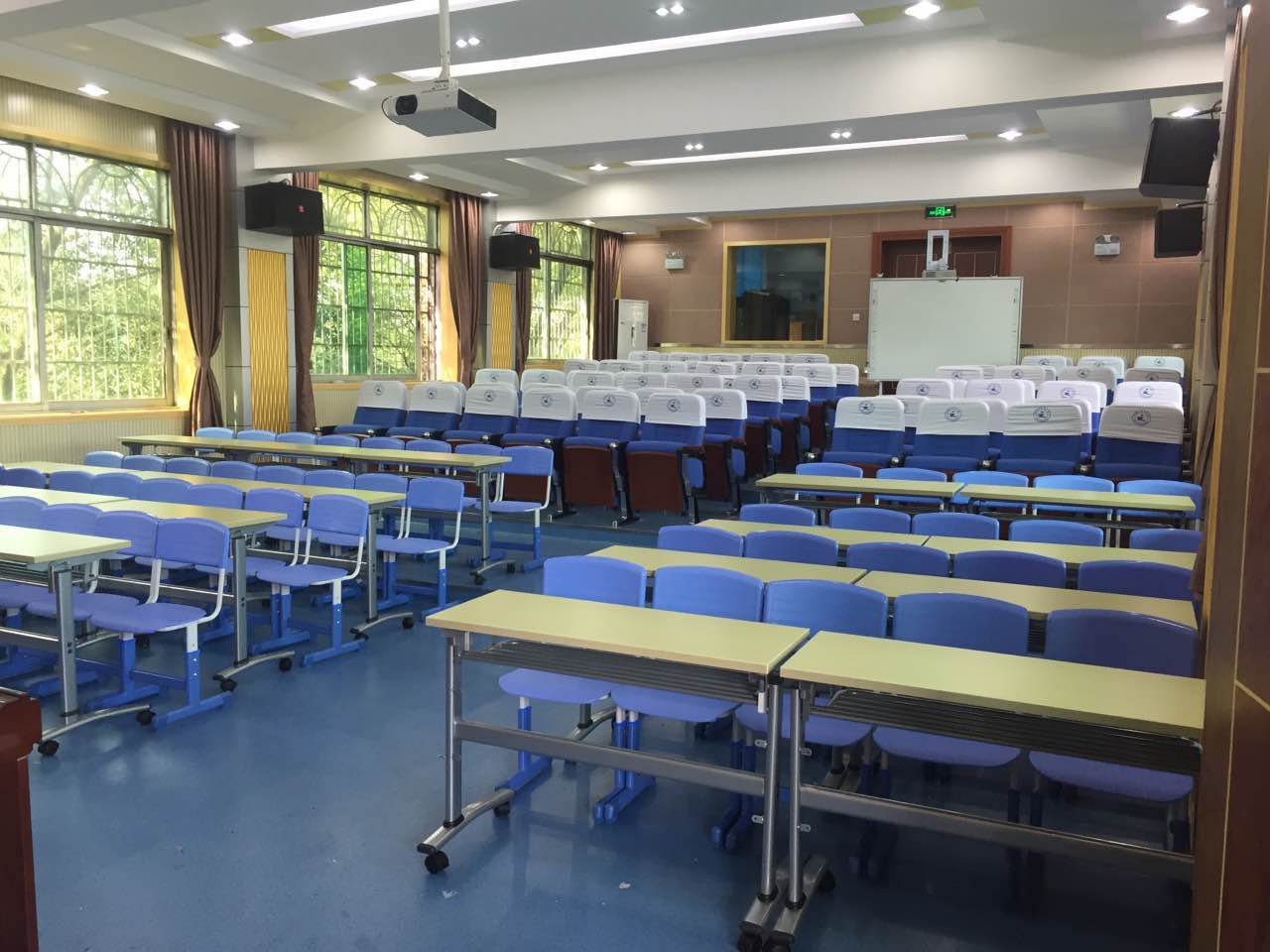 邵阳课桌椅批发|买新款课桌椅来世光家具  湖南学校课桌椅  湖南阶梯教学桌椅