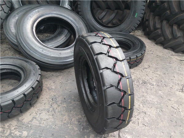厂家直销700-15充气叉车轮胎7.00-15工业轮胎 线胎 块状花纹