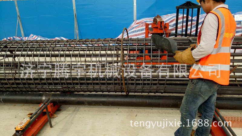 滚焊机多少钱台 济宁腾宇钢筋笼滚焊机报价厂家  钢筋笼滚焊机厂家  天津高铁滚焊机  江西钢筋滚焊机