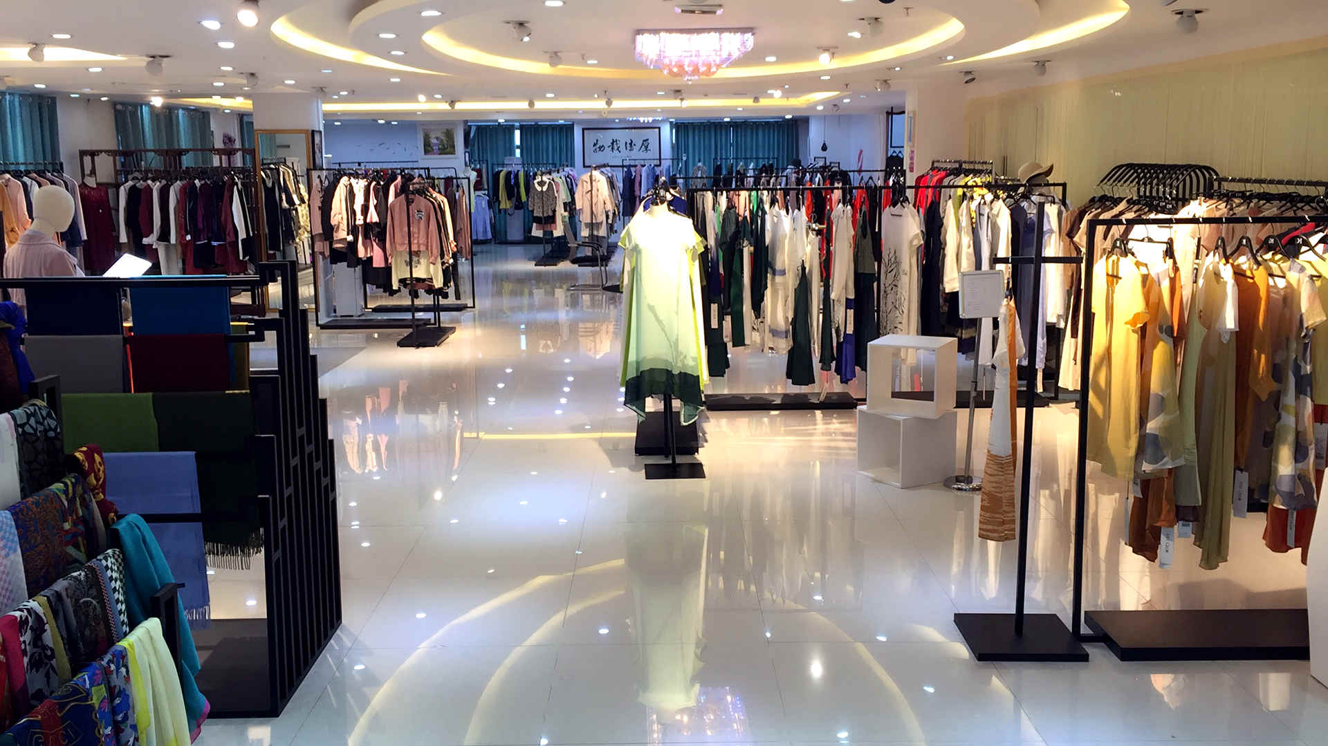 服装批发 畅销市场的沐沐品牌折扣依沐瑶女