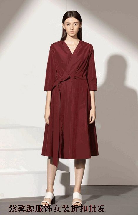 时尚国际品牌女装丽莫女装供应尾货折扣批发走份