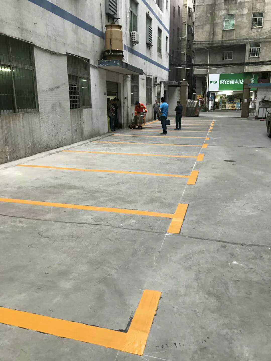 西乡停车场划线，福田道路热熔标线图片大全  钢管档车器  反光路锥  水马厂家