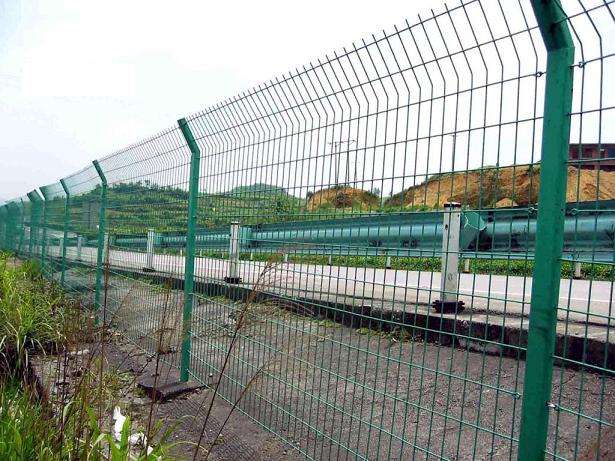 带勾焊接隔离栅 专注高速铁路高架桥工程护栏网  铁路护栏网  高速护栏网  市政园林防护网