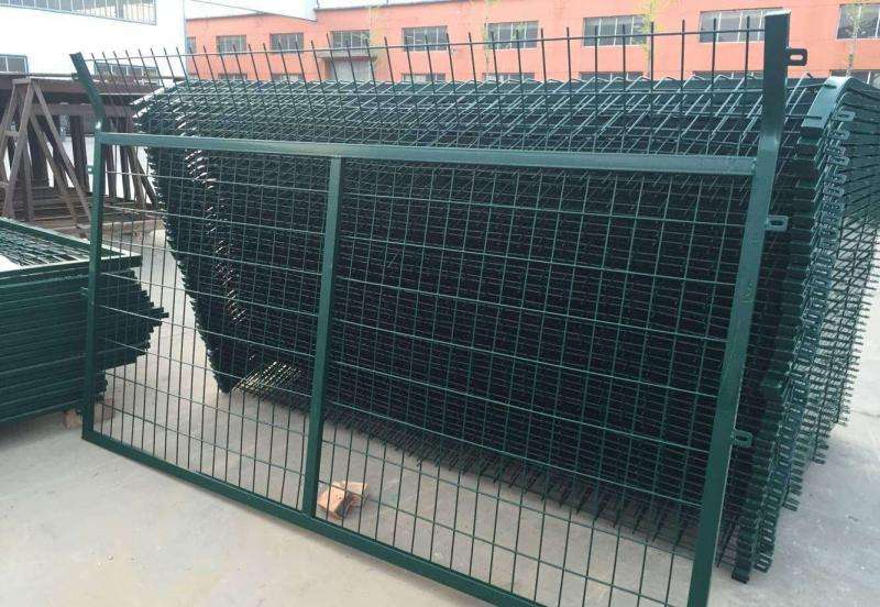 角钢栅栏 专注高速铁路高架桥工程护栏网  铁路护栏网  高速护栏网