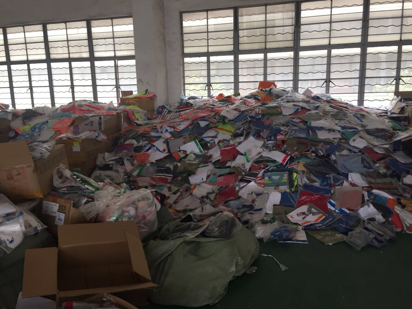 商务 休闲 运动 户外 童装服装鞋帽批发  服装批发  商务休闲  运动休闲