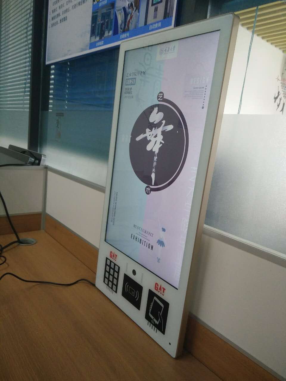 22寸楼宇高清智能人脸识别广告机小区刷脸门禁广告机  22寸广告机  楼宇小区刷脸门禁