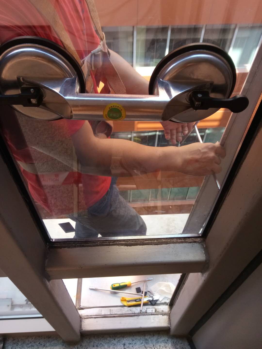 摩登大楼更换幕墙玻璃哪里分布广|口碑好幕 广州幕墙玻璃维#修# 广州更换中空玻璃