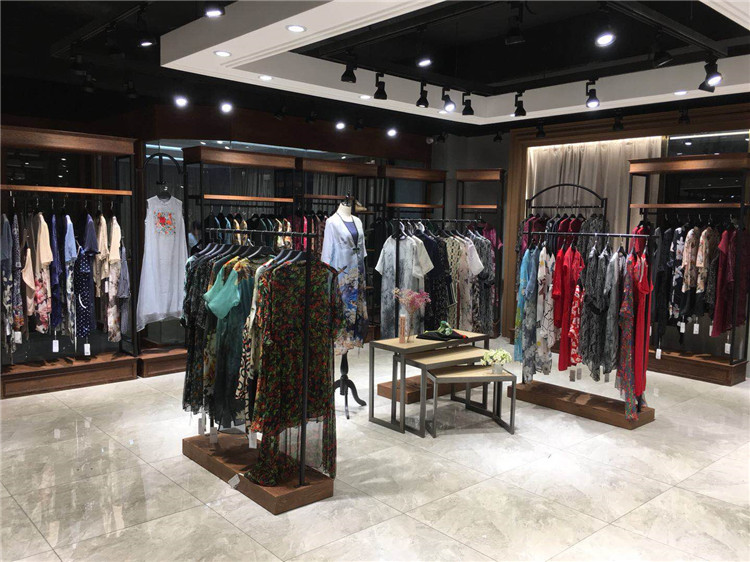大码品牌女装凯撒贝雷真丝连衣裙折扣批发尾货&nbsp;&nbsp;品牌折扣女装&nbsp;&nbsp;折扣女装批发&nbsp;&nbsp;折扣女装尾货