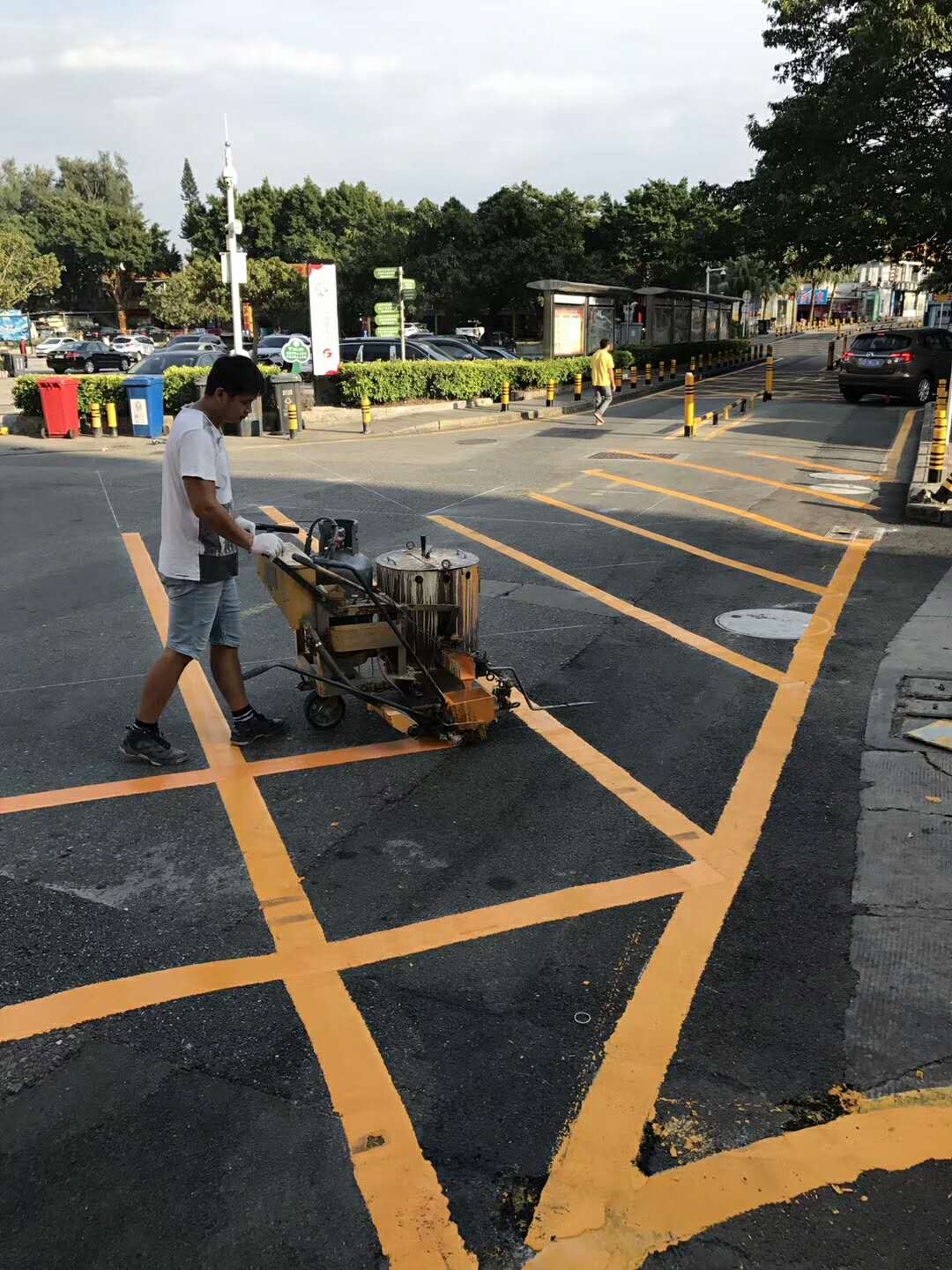 深圳地坪漆施工,深圳停车场划线最新常识 厂区标线 警示桩 铁马护栏