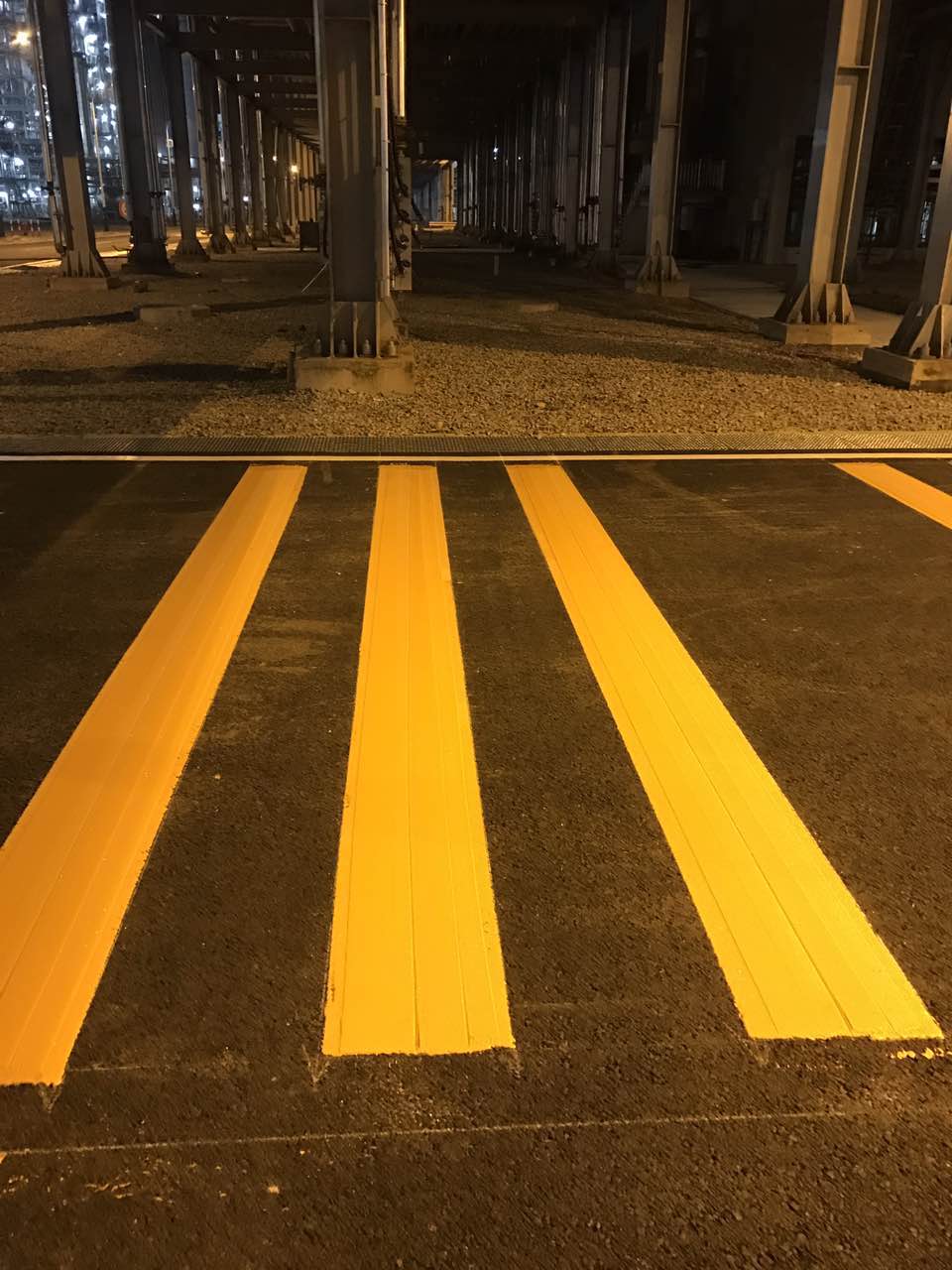 深圳地坪漆施工,深圳停车场划线最新常识 厂区标线 警示桩 铁马护栏