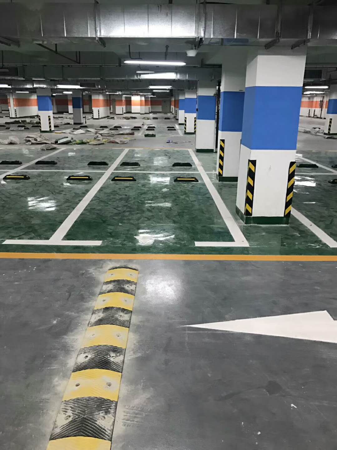 广州热熔停车位划线，马路划导流线专业人士  反光路锥  警示桩  钢管档车杆