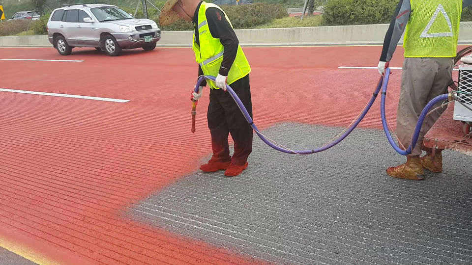 昆明呈贡区聚氨酯彩色路面喷涂涂料厂家欢迎来电垂询  聚氨酯彩色涂料  彩色路面厂家  彩色路面制作