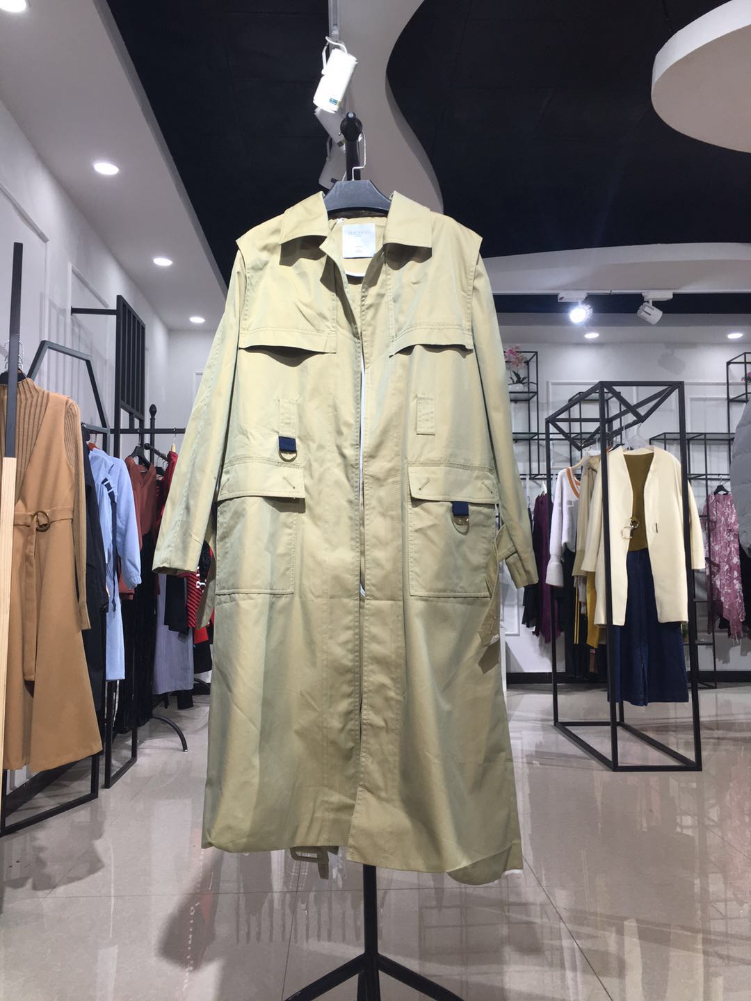 依袖女装批发重庆品牌女装短款外套批发只选统衣服饰  依袖服饰  品牌女装批发  女装一手货源