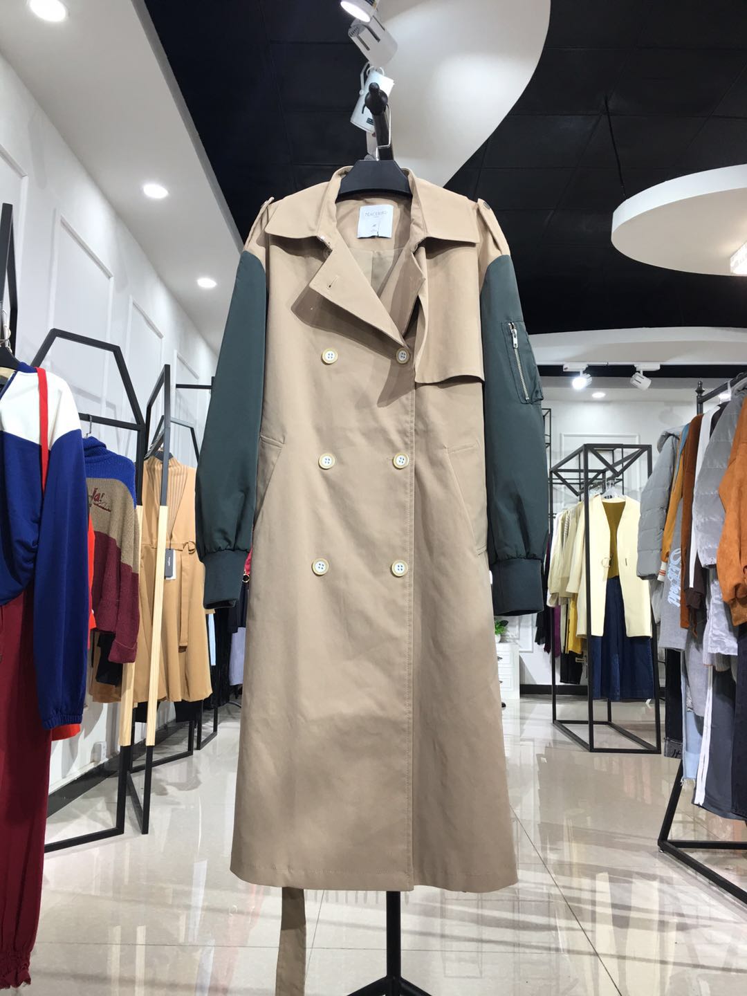 太平鸟品牌女装折扣批发公司统衣服饰一手货源 女装批发 女装货源 批发折扣