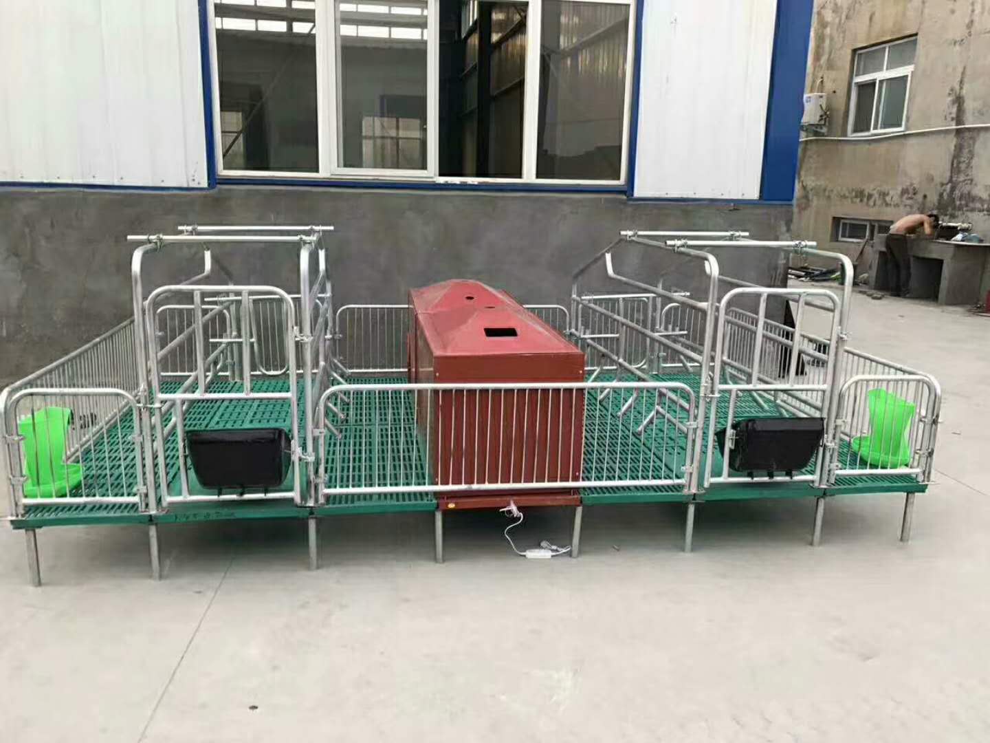 郑州鸿牧腾母猪分娩床定位栏保育床等多种养殖设备直销  欧式母猪产床  产床价格