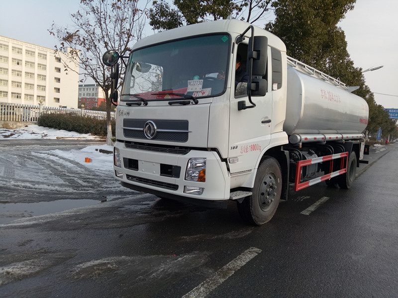 2018新款油罐车 14吨东风普货油罐车厂家报价  18872994403  普货油罐车价格  14吨普货供液车多少钱