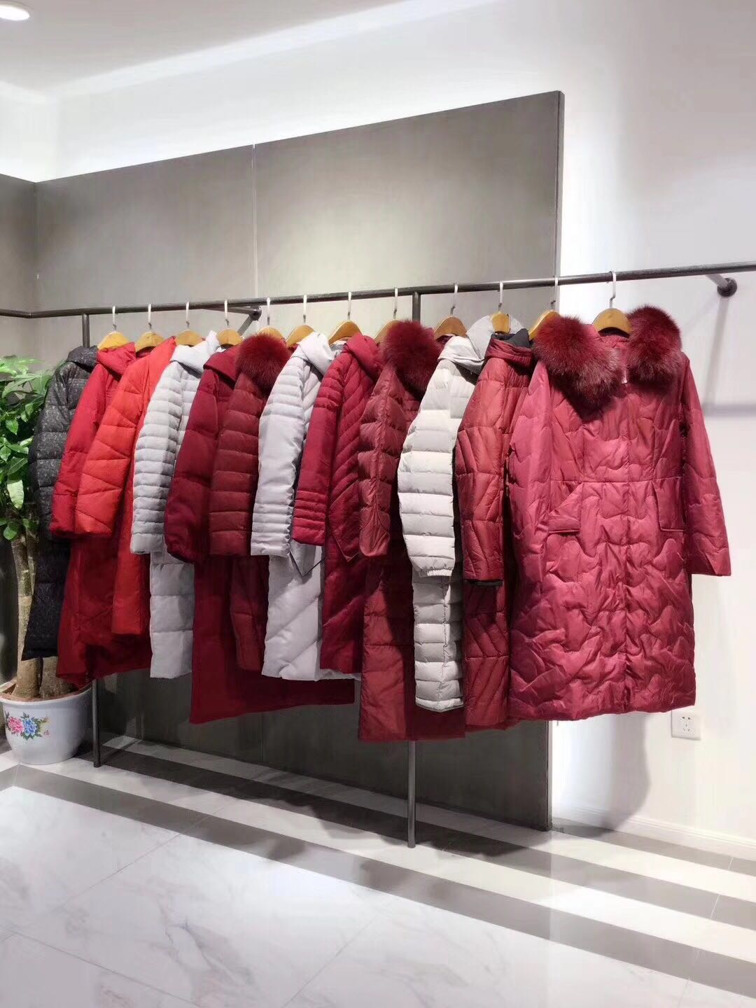 摩多伽格羽绒服广州库存品牌女装折扣批发统衣服饰  原厂正品