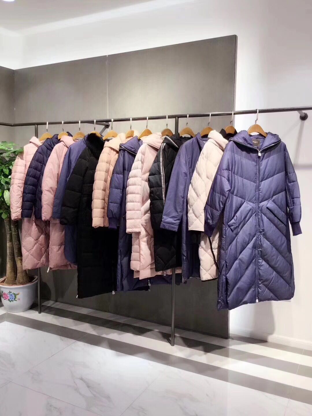 摩多伽格羽绒服广州库存品牌女装折扣批发统衣服饰  原厂正品