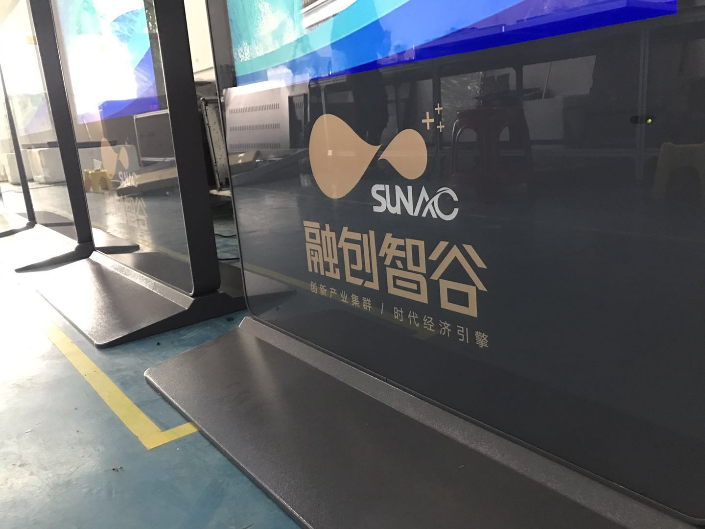 融创中国65寸立式苹果款广告机65寸宣传广告牌  立式广告机  单机版广告机