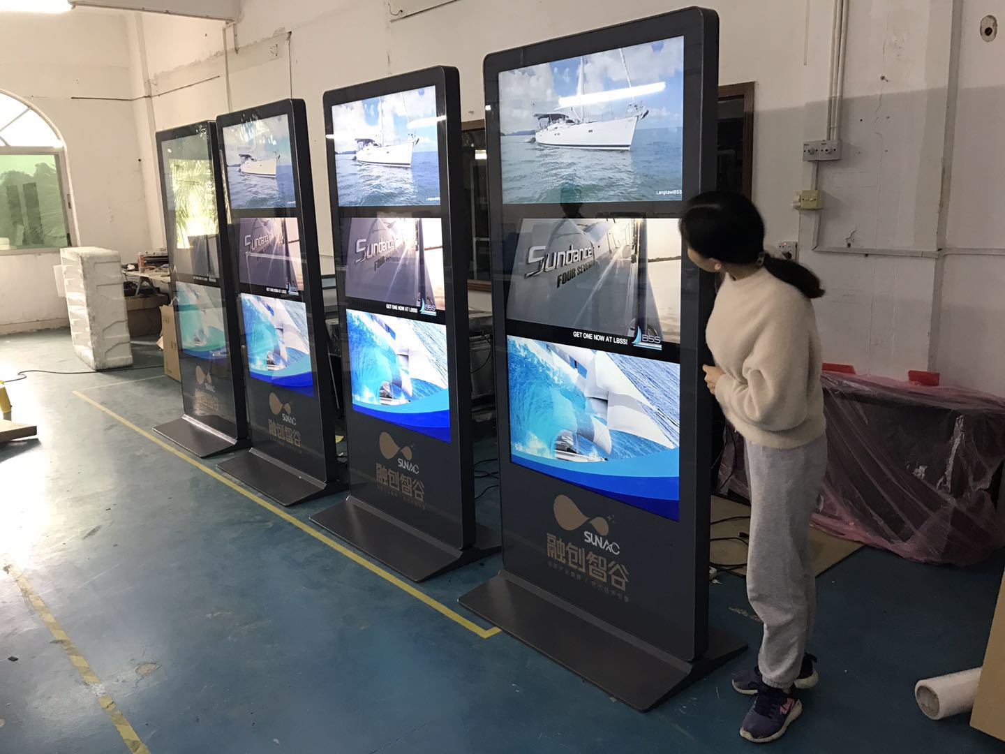 融创中国65寸立式苹果款广告机65寸宣传广告牌  立式广告机  单机版广告机