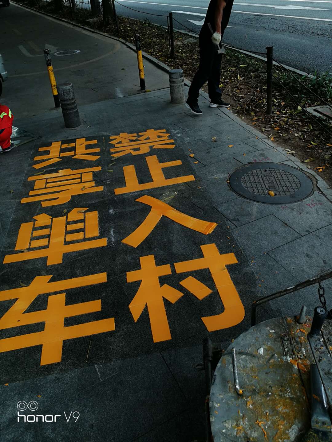 道路划线，小区通道热熔施工，停车库划线规格  U型档车杆  斑马线工程