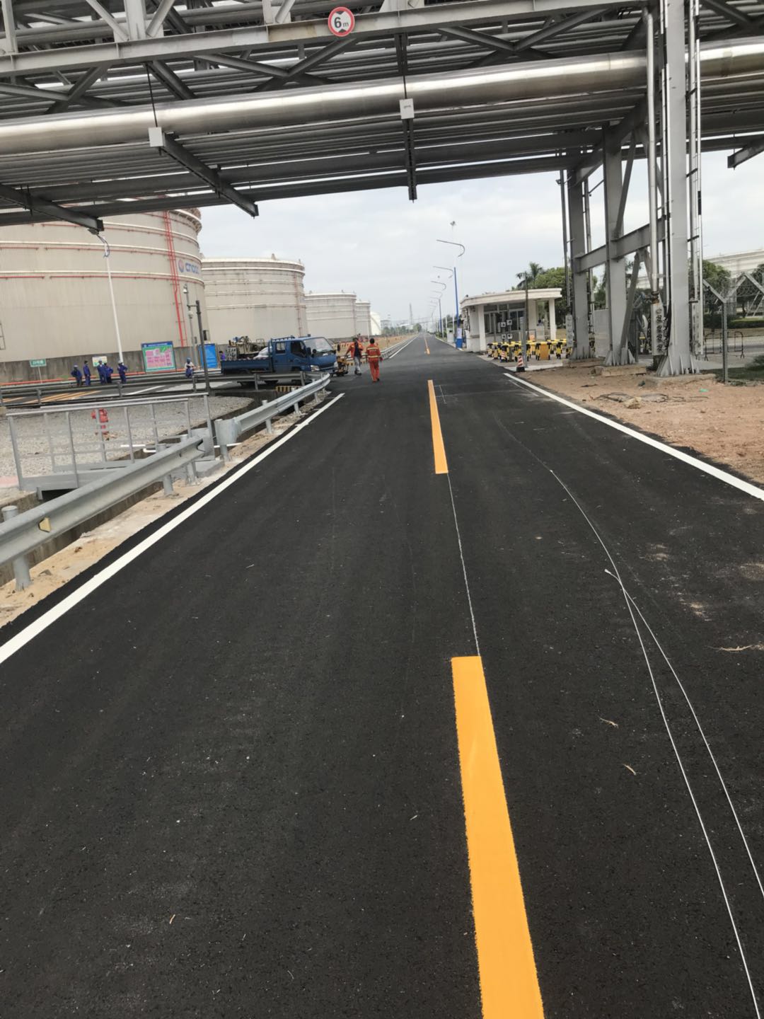 承接交通道路箭头标线，沥青公路画网格线多少钱一米  警示桩安装  停车位划线  热熔划线公司