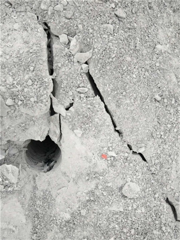 龙岩采石场岩石静态开采劈裂棒一套价格&nbsp;&nbsp;劈裂机&nbsp;&nbsp;分裂机