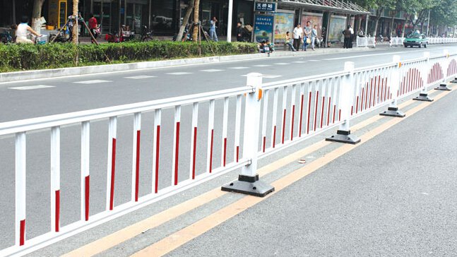 六盘水市政围栏、公路护栏网  公路围栏  道路护栏  道路锌钢围栏