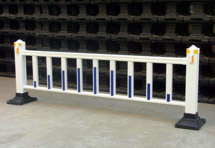 六盘水道路锌钢护栏、马路隔离栏  道路护栏  市政围栏  交通围栏