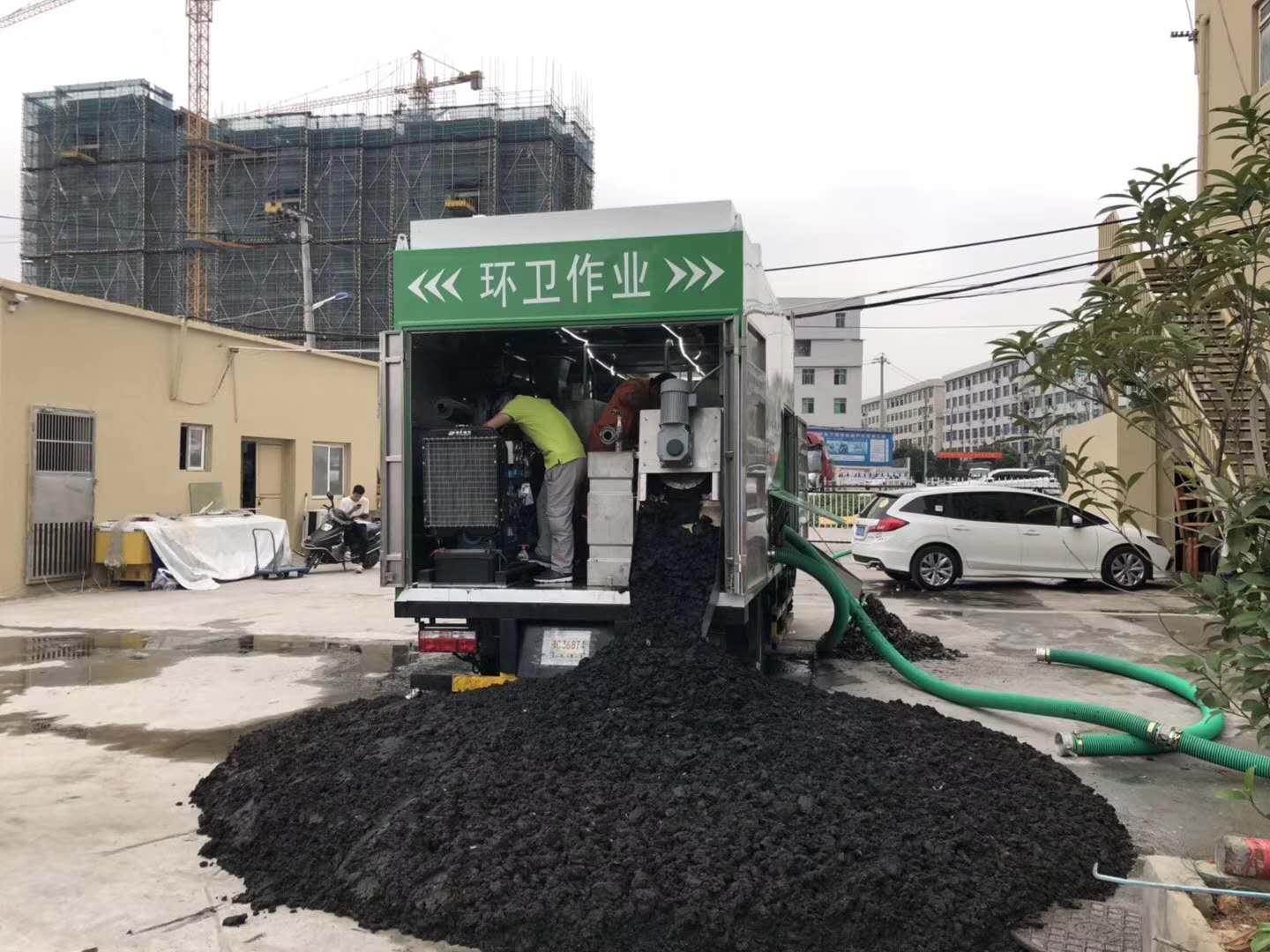 拿什么拯救爆满的化粪池，九九八新型吸粪车帮你解决  九九八吸粪车  分离式吸粪车