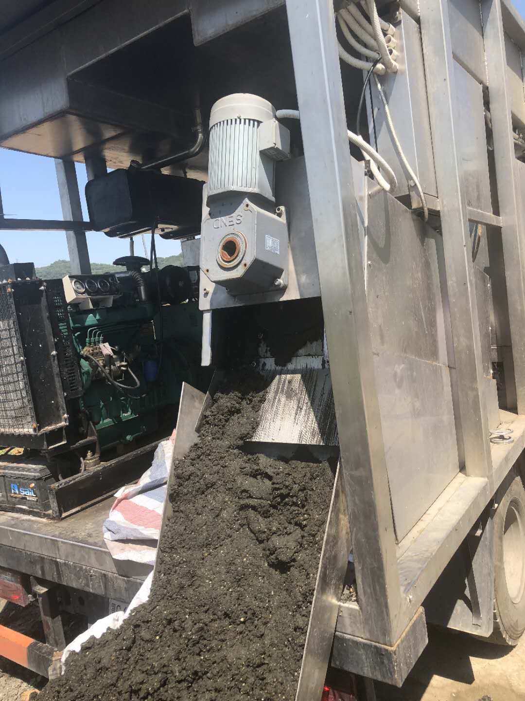 拿什么拯救爆满的化粪池，九九八新型吸粪车帮你解决  九九八吸粪车  分离式吸粪车
