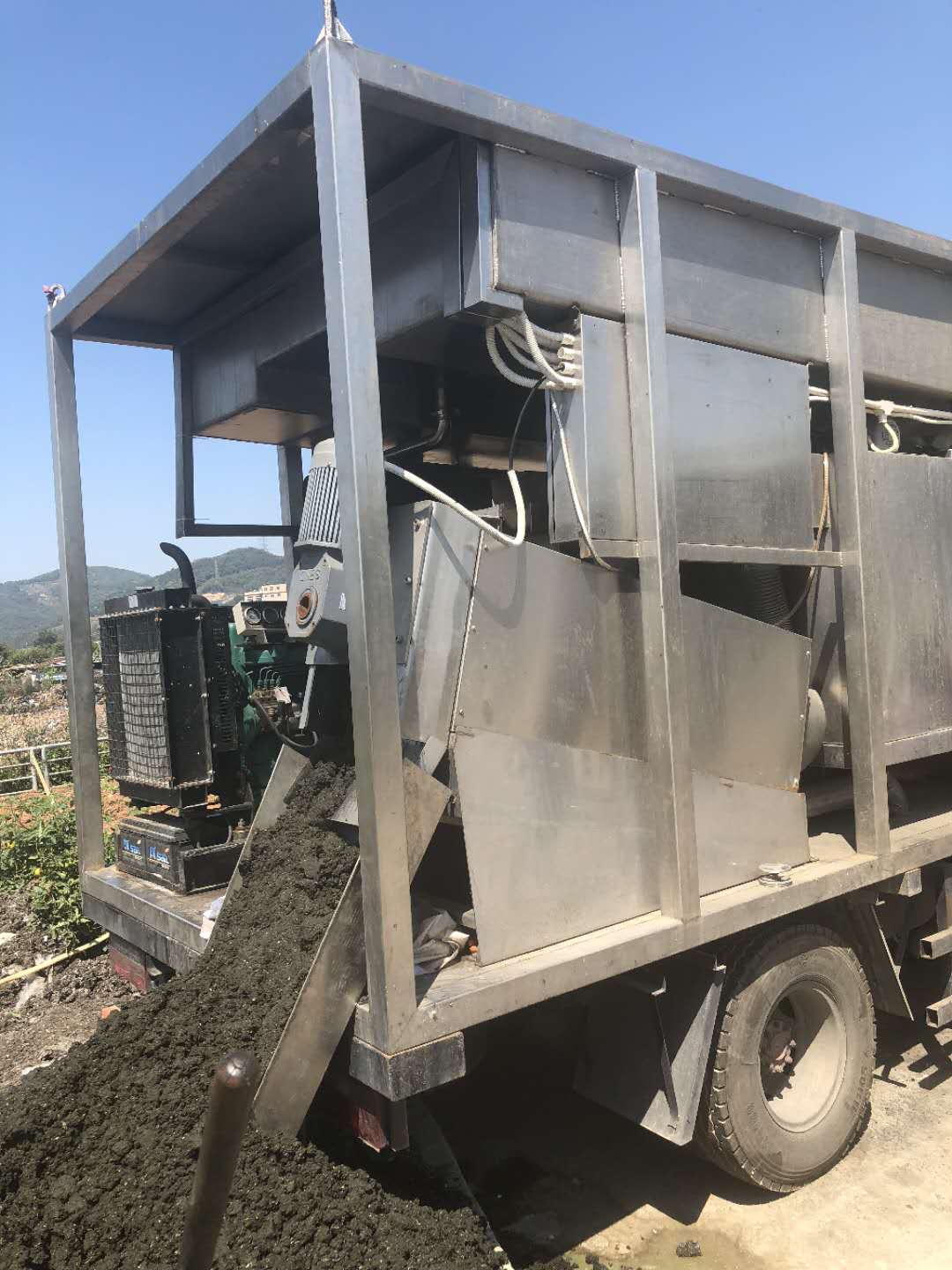 拿什么拯救爆满的化粪池，九九八新型吸粪车帮你解决  九九八吸粪车  分离式吸粪车