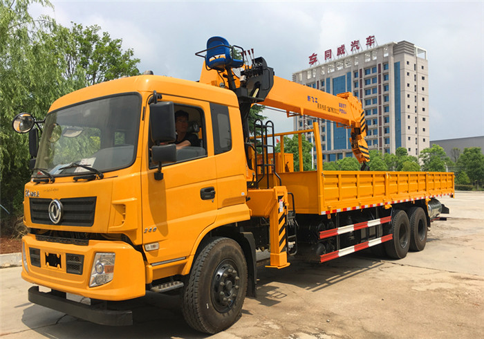 东风后双桥随车吊新飞工12吨5节臂随车吊报价  12吨随车吊  新飞工随车吊