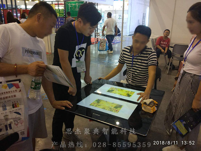 思杰聚典小黑哥专注6年研发出了小黑桌&nbsp;&nbsp;洽谈桌