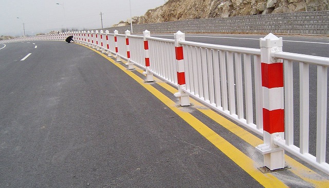 毕节供应马路交通隔离护栏、市政道路隔离防护栏  毕节道路护栏厂家  毕节道路隔离栏  毕节防撞栏