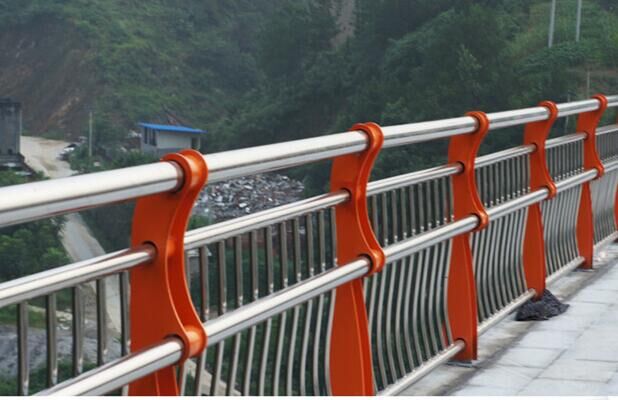 毕节桥梁护栏  不锈钢复合管护栏规格齐全厂家定做  不锈钢栏杆  防撞护栏