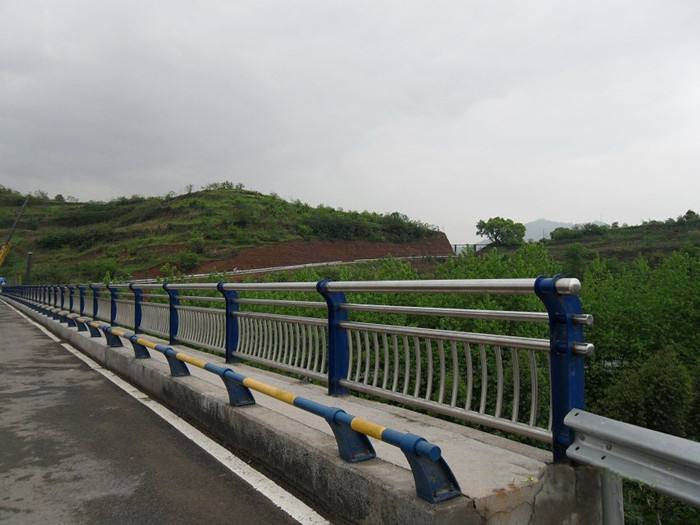 六盘水桥梁栏杆 不锈钢防撞护栏价格优惠安装施工  河道栏杆  桥梁护栏  不锈钢护栏