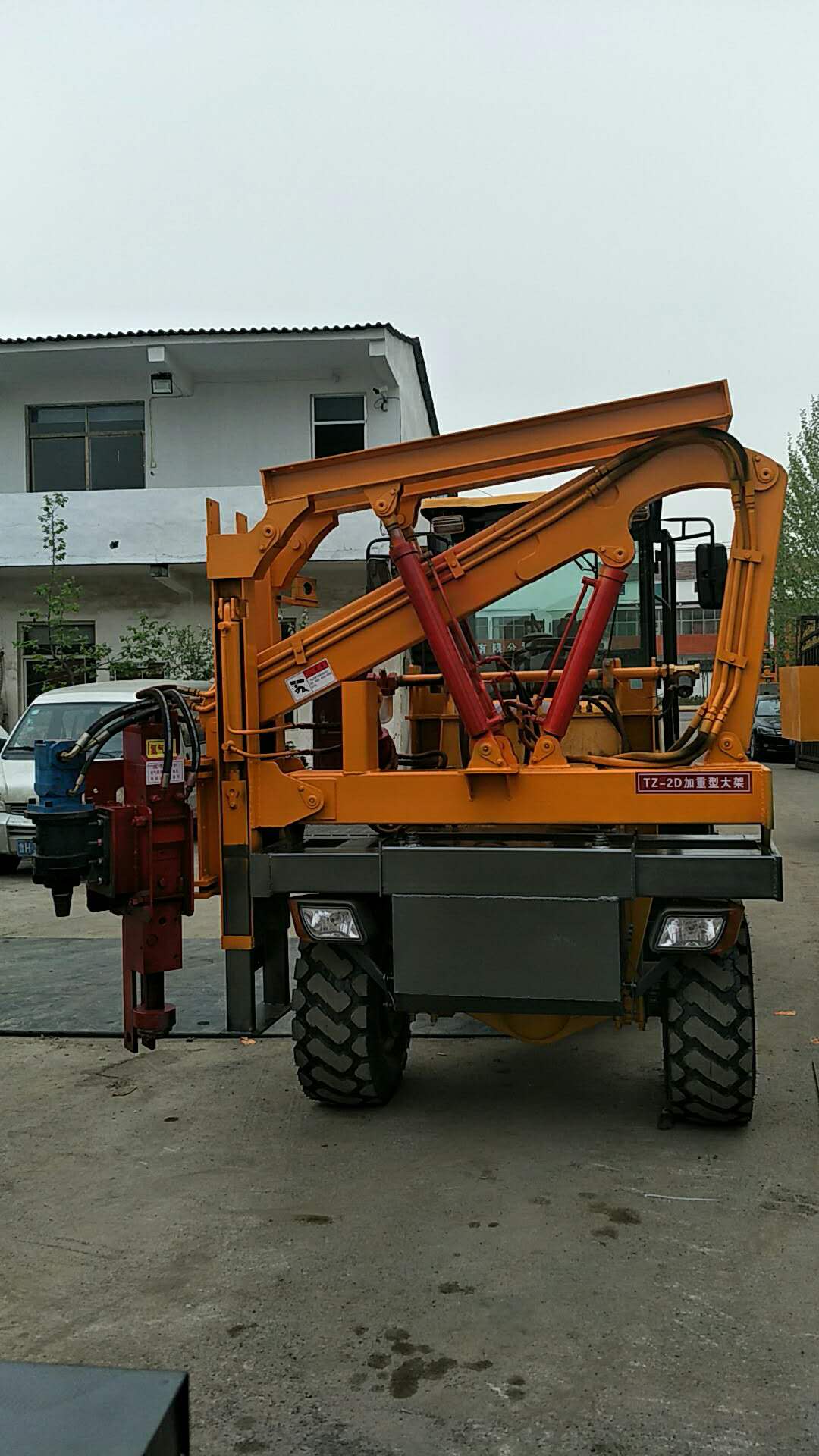厂家直销农村公路防护栏打桩机 小型液压立柱压桩机现货  高速公路立柱打桩机  自行走护栏液压打桩机  柴油动力护栏打桩机