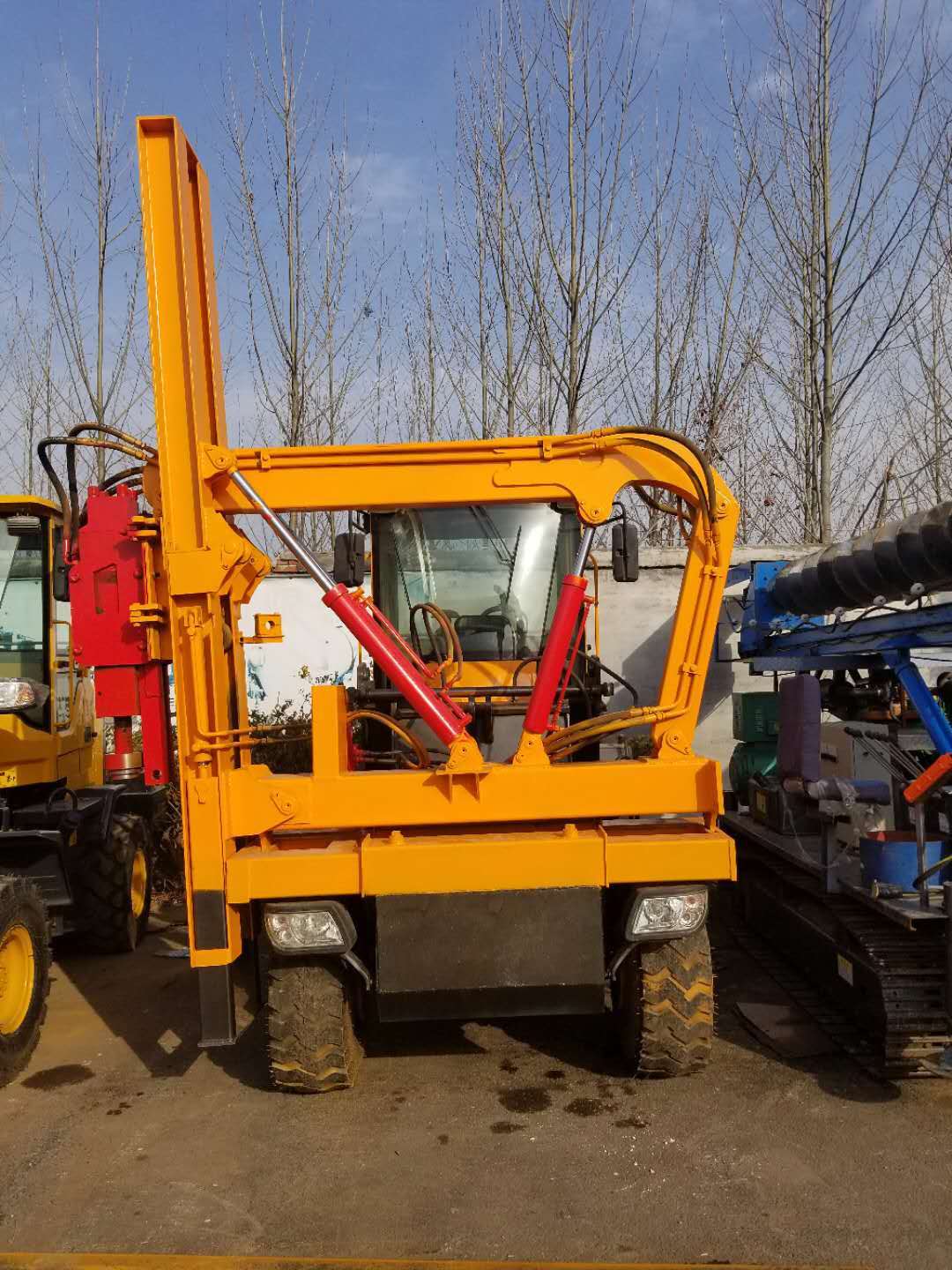 厂家直销装载机护栏打桩机 公路波形护栏打桩机  液压护栏立柱打桩机  小型护栏打桩机