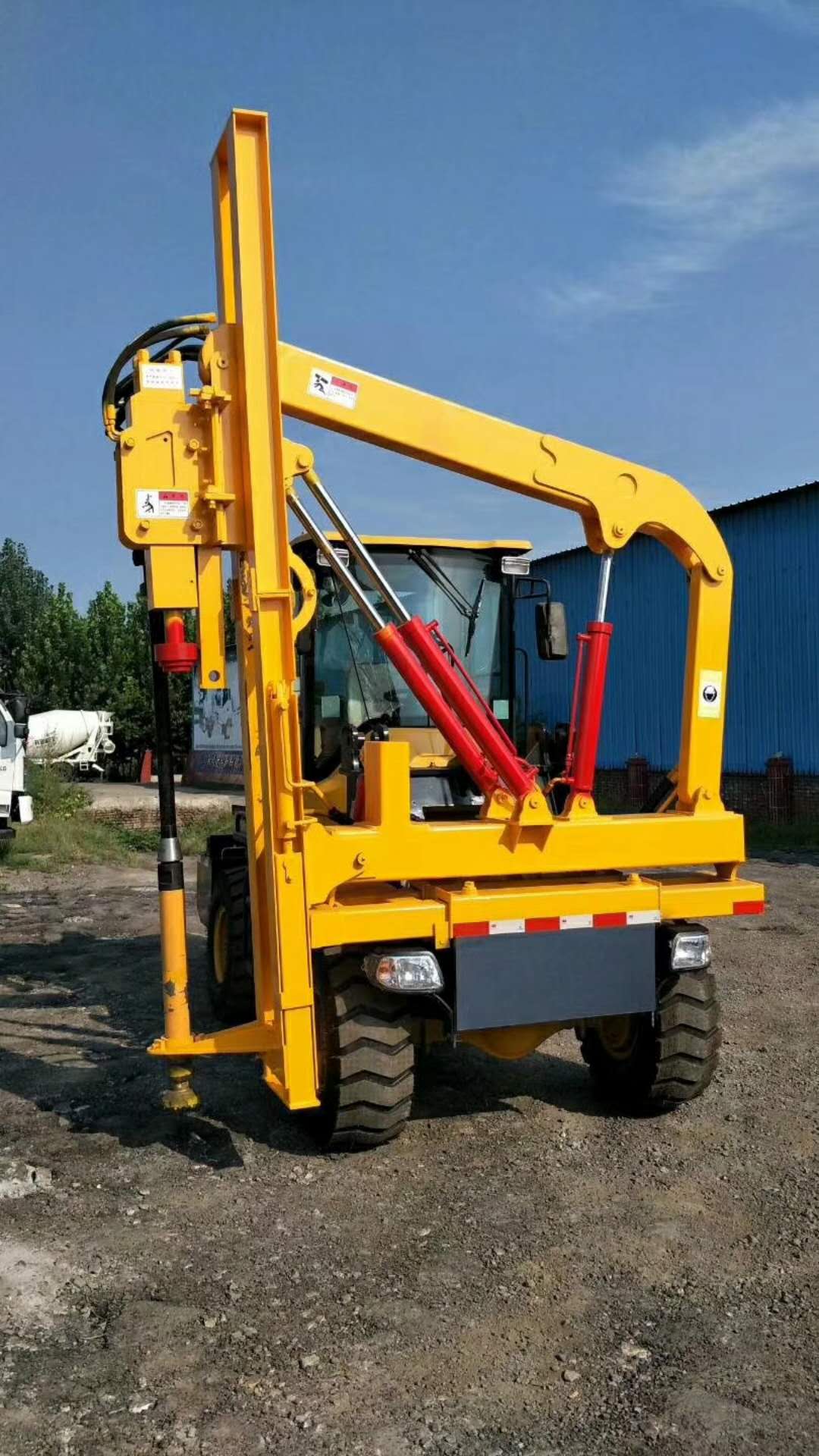 新款920波形护栏打桩机 护栏打桩机 液压护栏打桩机  920铲车护栏打桩机  公路护栏液压打桩机  波形护栏立柱打桩机