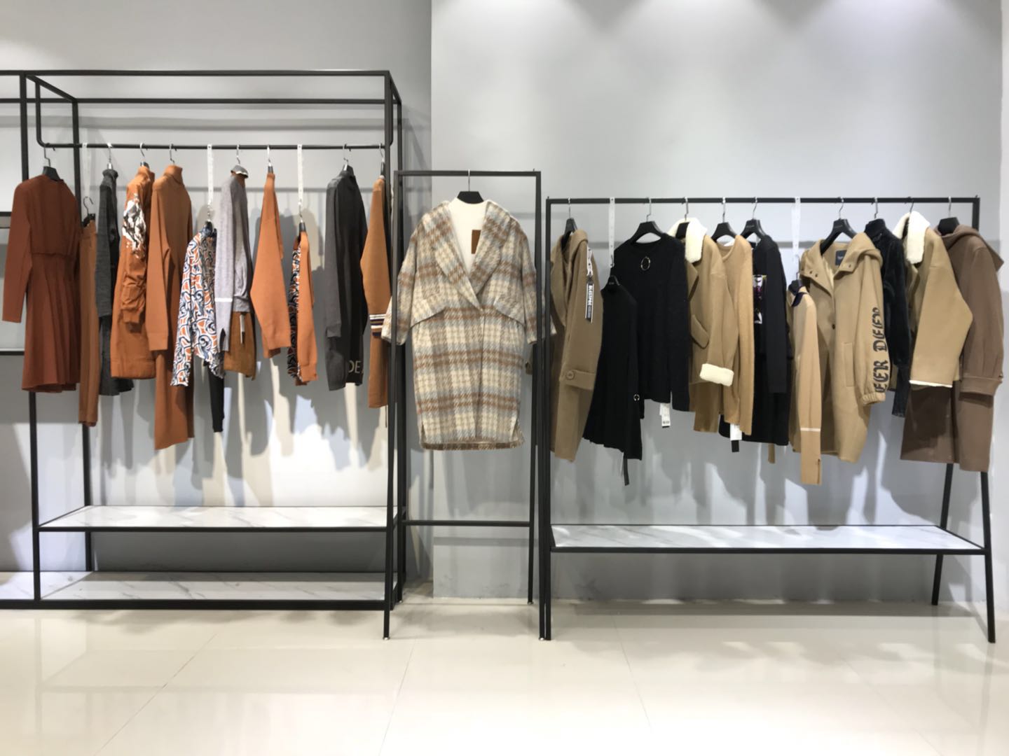 衣服批发厂家直销女装品牌折扣女装  一手货源  折扣批发  尾货分份