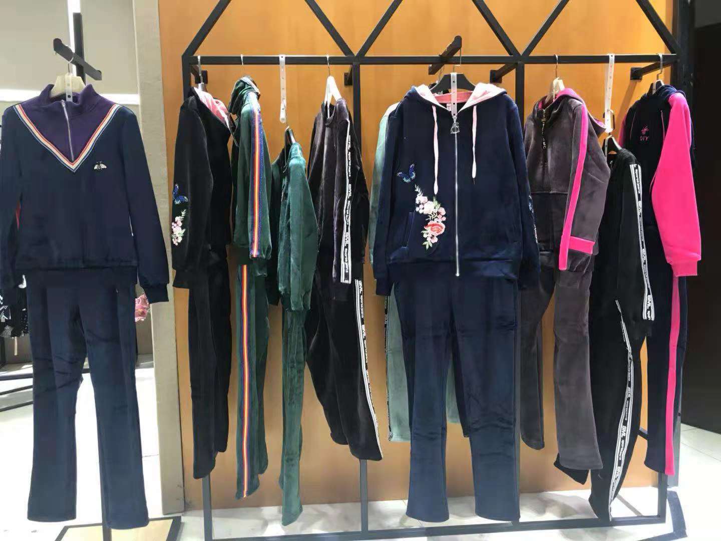 运动套装打底衫毛衣品牌折扣女装进货到统衣服饰  品牌女装