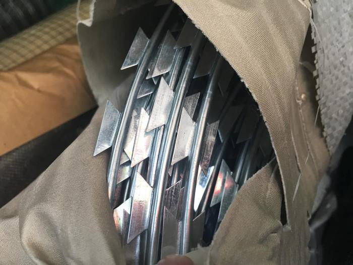 专业生产316不锈钢刀片刺绳防护网厂家  刀片刺绳网厂家