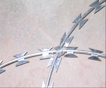 316L不锈钢刀片刺绳防护网生产厂家  刀片刺绳网厂家