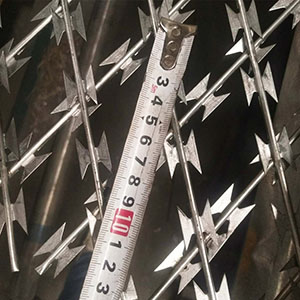 专业生产圈地刀片刺绳防护网厂家  刀片刺绳网  刀片刺绳网厂家