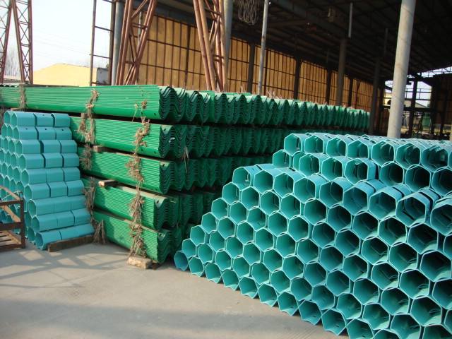双面波形护栏报价清单  公路防撞护栏图片