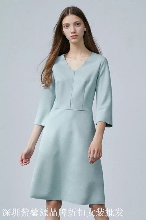 广州时尚国际服饰长期直销尾货折扣女装