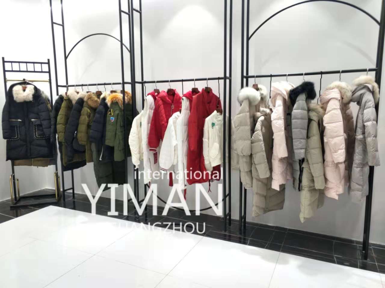 品牌折扣女装放牛班的春天羽绒服厂家低价批发尾货走份