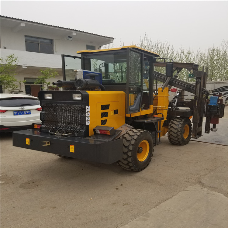 直销四驱护栏打桩机 高速公路护栏打桩机 厂家  工程打桩机